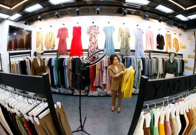 不愛(ài)名牌，服裝批發(fā)市場(chǎng)成為年輕人淘貨寶地？